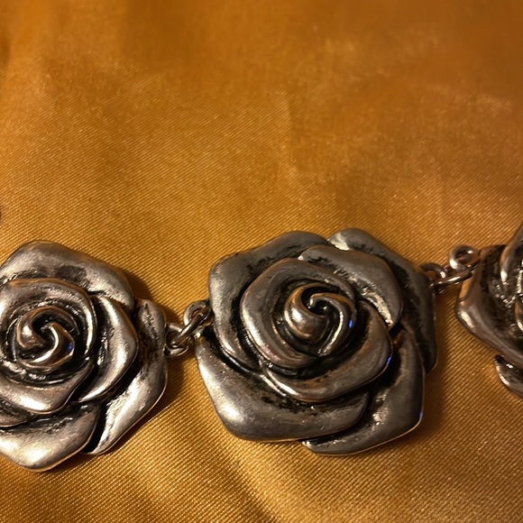 Silver colored rose necklace with extender chain and antique black wash - Picture 8 of 8